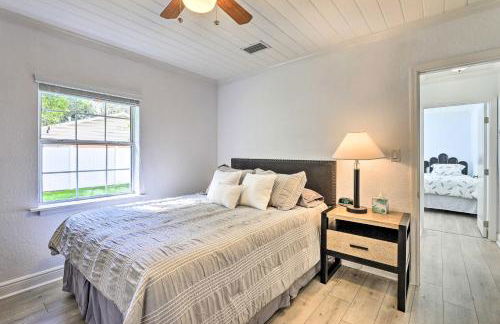 Chic Home with Fire Pit and Patio, Walk to Lake! - Foto 18