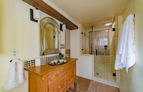 Historic Adobe Casita Downtown Specious 620 Sq Ft, King Bed and Patio - Foto 16