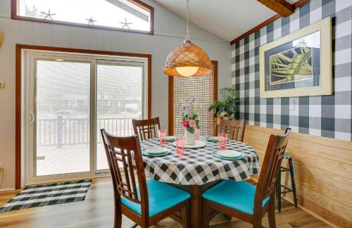 Oak Island Vacation Rental with Decks, Walk to Beach - Foto 5