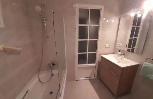 Apartment with pool near the beach - Photo 17