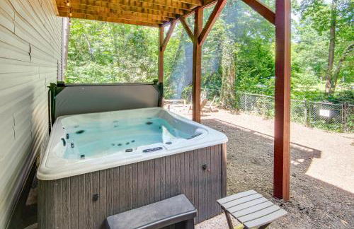 Black Mountain Hideaway with Hot Tub and Pool Table! - Foto 24