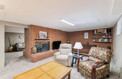 Cozy 3BR Home with BBQ Patio & Gym Near Downtown - Foto 5