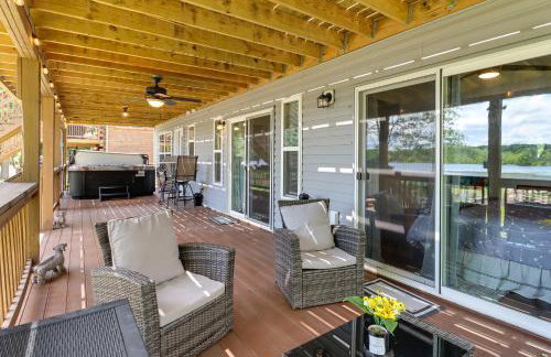 Lakefront Pocono Retreat w/ Hot Tub & Movie Hub - Foto 38