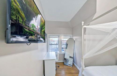 Modern 2BR Near NYC with Free Parking and Workspace - Foto 8