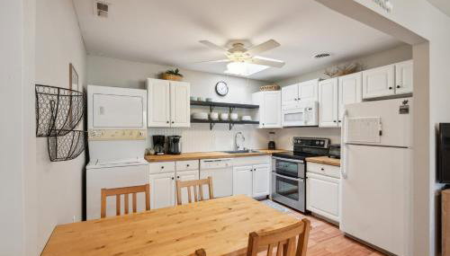 Cozy 2BR Condo - Beachside Bliss with Yard Space condo - Foto 4