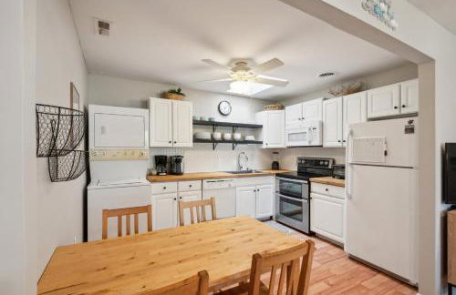 Cozy 2BR Condo - Beachside Bliss with Yard Space condo - Foto 4