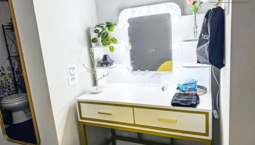 The Moose #12 - Brand New Modern Luxe Loft with Free Parking, King Bed & Fast WiFi - Foto 3, wardrobe