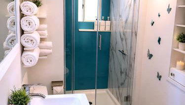 CasaViva Play - 3BR 1BA, Private Deck & City Views, Firepit, Kids Playset - Walk to Hillcrest & North Park, Near Zoo, SeaWorld & Beaches - Foto 2, towels, Shower