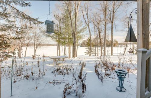 Lakefront Tomahawk Getaway with Deck and 2 Fireplaces! - Foto 28