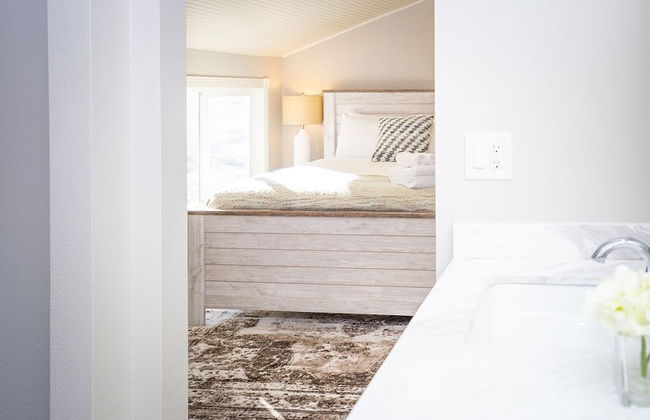 Couples Getaway | Walk to Unc | Free Cruiser Bikes - Foto 7