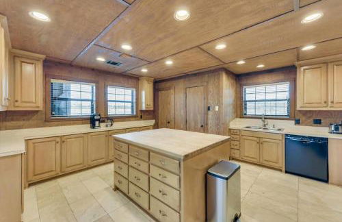 Spacious Ranch Style Home w Cinema Room - Foto 13