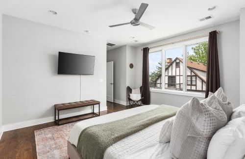 Modern Luxury with Rooftop Deck, 3 mi to Downtown - Foto 38