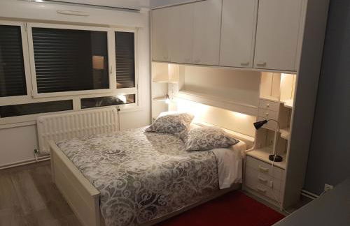 BedinReims "burgundy bottle" 110m2 Exceptional, 4 chambres doubles, 2 bain, free park & wifi, tout équipé - Foto 35