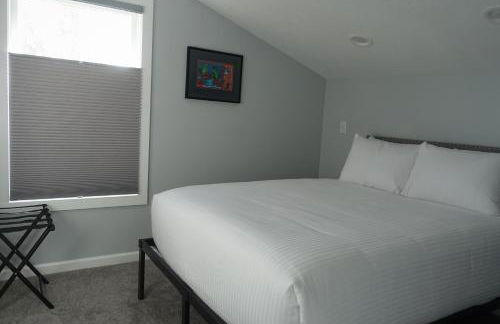 The Lilly Pad Brand New in Hyde Park! Pet Friendly, fully fenced yard, walking distance to Hyde Park shops, and dining and Camel's Back Park - Photo 12