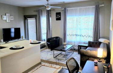 Skyline Serenity- Gym, Walk to Bars and Restaurants - Foto 1