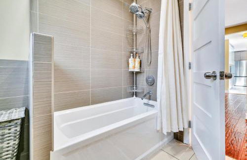 Modern Pool house with hot tub and relaxing backyard - Foto 31