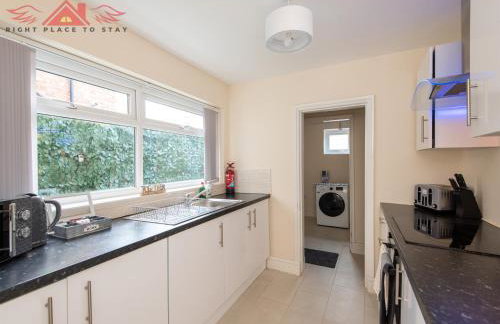 Darlington Modern 2 Bed Apartment Great for Contractors - Photo 5