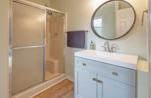 Majestic - Modern Cabin, Hot Tub, & Game Room! - Foto 17