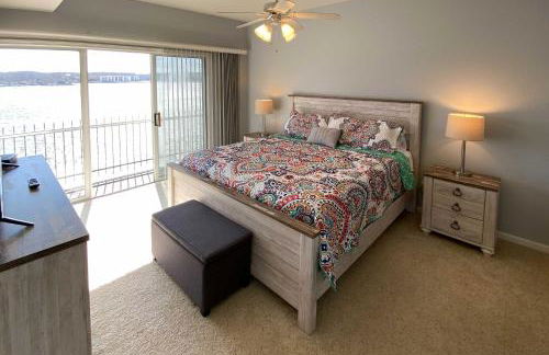 Pool Access Waterfront Lake Ozark Condo with Patio - Foto 15