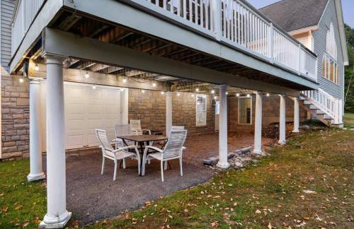 White Mountain Retreat with Theater, Fire Pit, Game Room and River Access - Foto 55