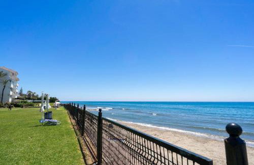 Modern apartment with pool on the beachfront in Marbella by SharingCo - Photo 25