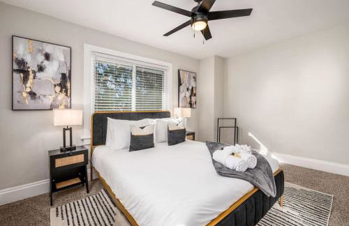 Oakwood Charm Family-Friendly 3BR Getaway - Photo 8