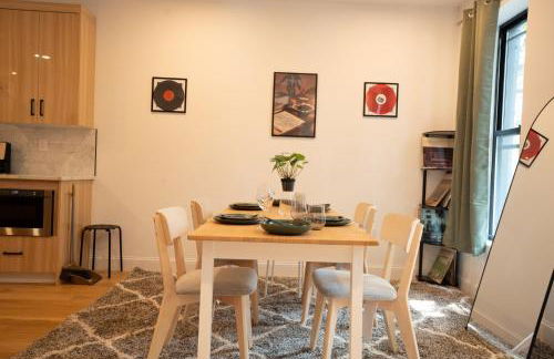Stylish 2BD Brooklyn Retreat with Backyard & Basement - Foto 3