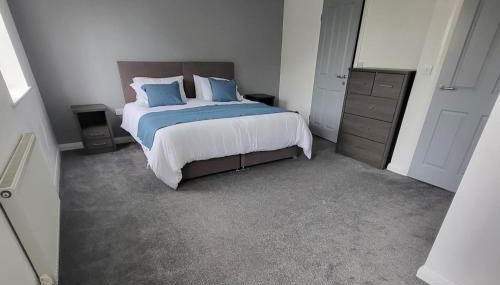 4 Bedroom Home - Sleeps 7 Pet Friendly & Parking - Foto 3