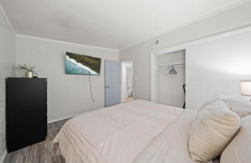 Entire Private Home with 4 Bedrooms 2 Bathrooms, 6 Beds, Hot Tub, King Bed, 6 Parking, Big Yard, Available Now - Foto 48