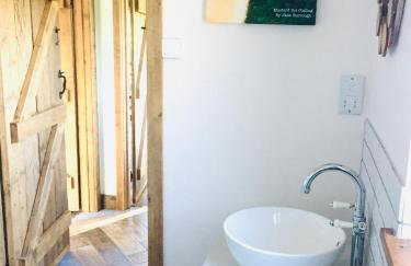 Deer Den timber clad cabin with hot tub, up private lane - Photo 14