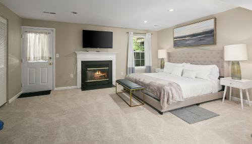 4BR Townhome, Close to Shops & Restaurants, 40 Mins to DC - Foto 3