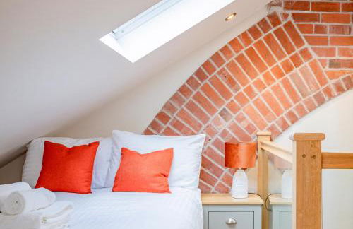 Exquisite Renovation in Central Location with Garden and Parking - Photo 58