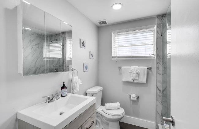 Bayview Regency Apartments By Lowkl - Photo 141