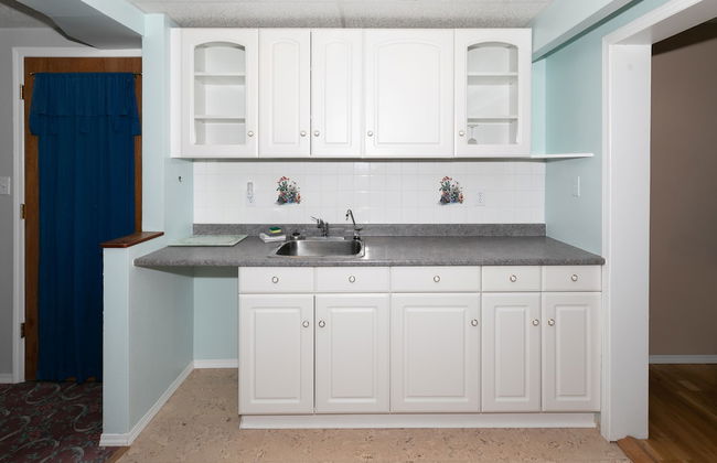 Dream 4-Br 4-Ba Chalet | Private Hot Tub | 2 min to Jasper National Park Gates - Photo 10