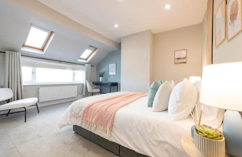 Spacious 2 Bedrooms House Near Leeds Centre, Free Parking, Ideal for Contractors & Long Stays - NordStay - Photo 1