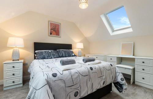 Maynor - Large Luxury House, Log Burner, Central Location - Photo 37