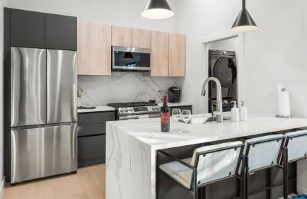 Modern Oasis w Pool Hot Tub Rooftop Deck Home Theater Mariposa Retreat by AvantStay - Foto 45