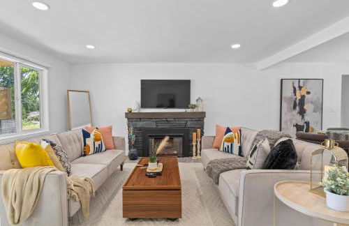 Family-Friendly 4BR Home with AC and Yard Near Airport - Foto 23