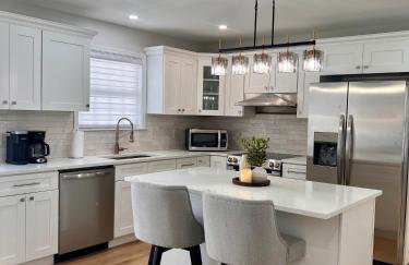 AMAZING Home with PRIVATE POOL, GAME ROOM & FIRE PIT! - Foto 12
