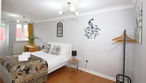 Cheerful 3 Bedroom 2 Bathroom Bungalow by CozyNest - Foto 3