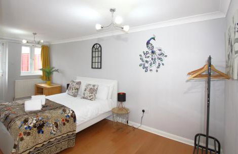 Cheerful 3 Bedroom 2 Bathroom Bungalow by CozyNest - Photo 3