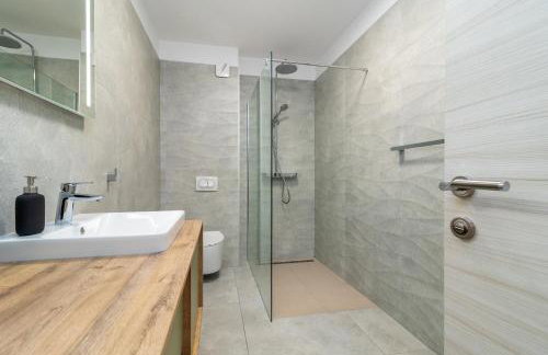 Maca Apartments & Suites with Heated pool near beach 50m - Foto 40