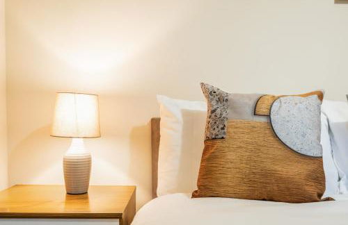 Spacious 4 Bedroom Home Near City Centre Sleeps 11 with Free Parking - Foto 47