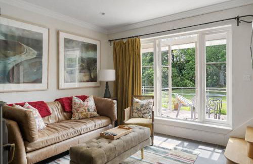 The East Wing Set in Beautiful Gardens Parking - Foto 14