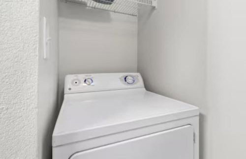 Stylish 2BR in Downtown, Pool Gym, near Airport - Foto 23