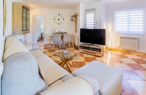 Paraíso Familiar en Marisol Park Bungalow con Piscina, Tenis y Parking - Foto 7