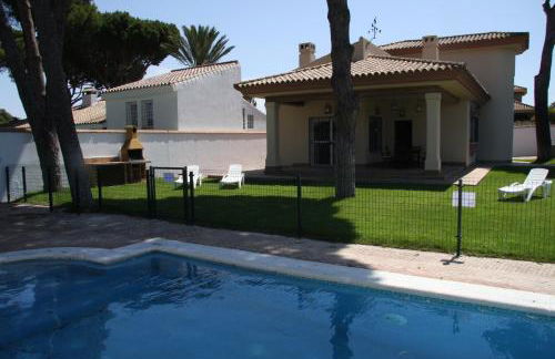 Moderno y amplio chalet, con piscina privada - Foto 12