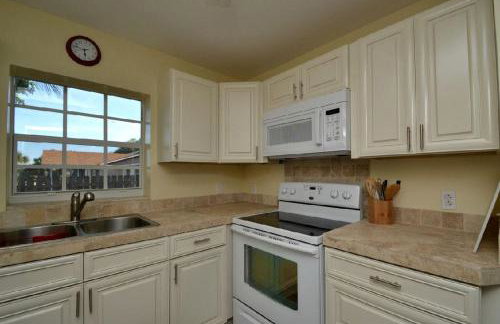 Beautifully Decorated Waterfront Chalet Rental in Grant, Florida - Photo 14