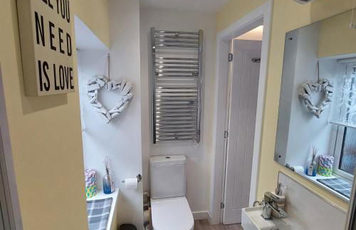 The Snug - Cosy Retreat for Two - Photo 4