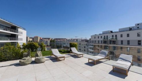 Soft Modern Flat With Pool & Gym by LovelyStay - Photo 2, sunbed